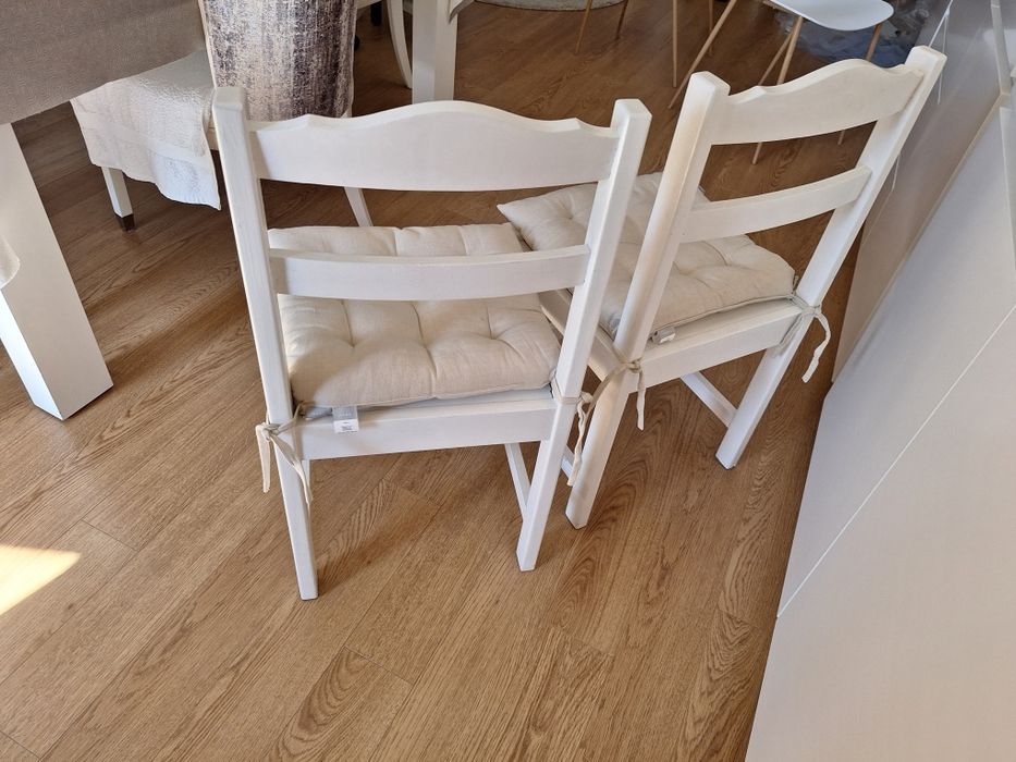 Cadeiras brancas com almofada (madeira)