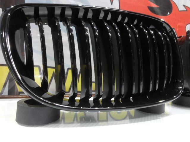 Grelha frontal BMW E81 / E82 / E87 / E88 LCI 07-11 M4 look / dupla lamina em preto piano brilhante