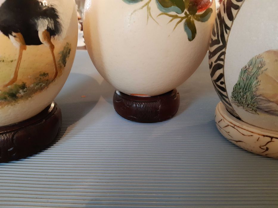 Artesanato antigo ovo de avestruz vazios e pintados à mão