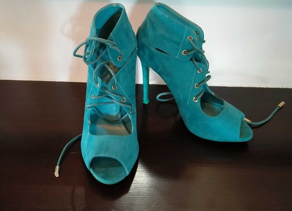 Wiązane sandałki na szpilce