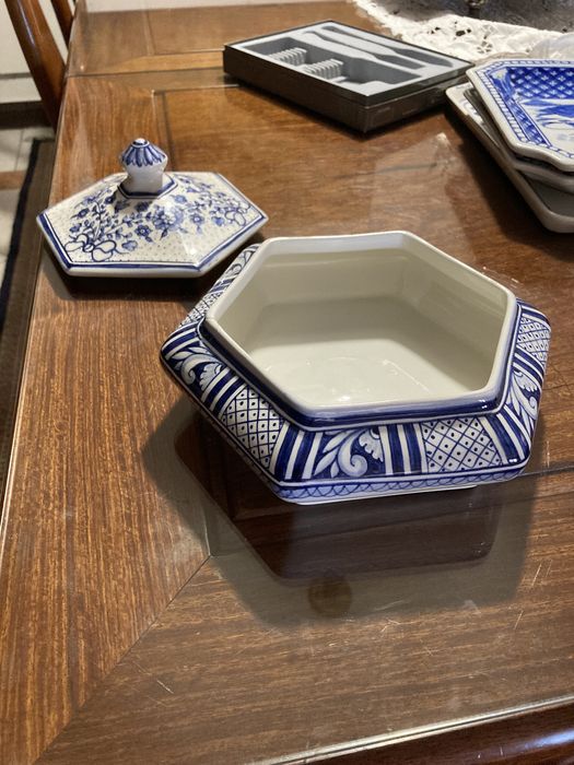 Pote em procelana assinado