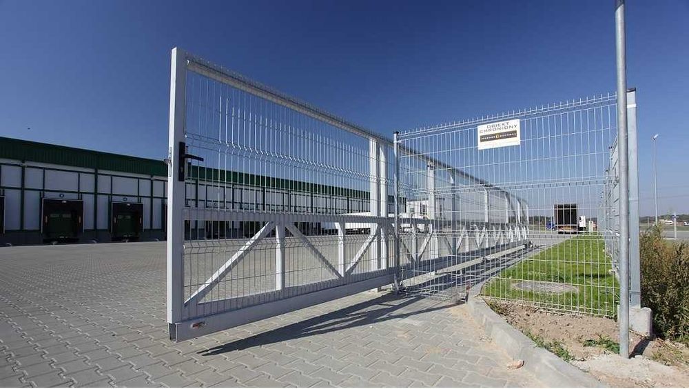 Brama przesuwna dwuskrzydłowa samonośna ogrodzenie panelowe podmurówka