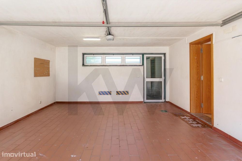 Moradia T4+2 com Jardim e Piscina para Arrendamento, junto ao Oeiras G