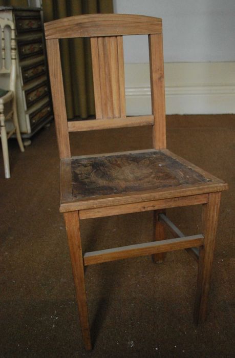 Cadeira em Madeira Antiga (Com mais de 80 Anos)