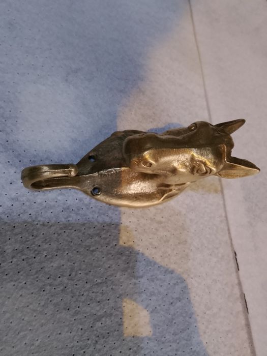 Peça de cavalo dourado