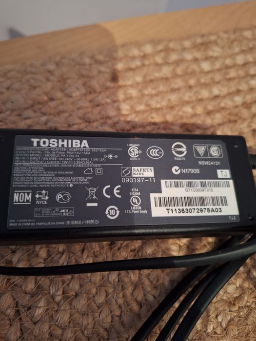 Toshiba zasilacz ładowarka 1,5 A 75 W oryginalna model PA3715U-1ACA