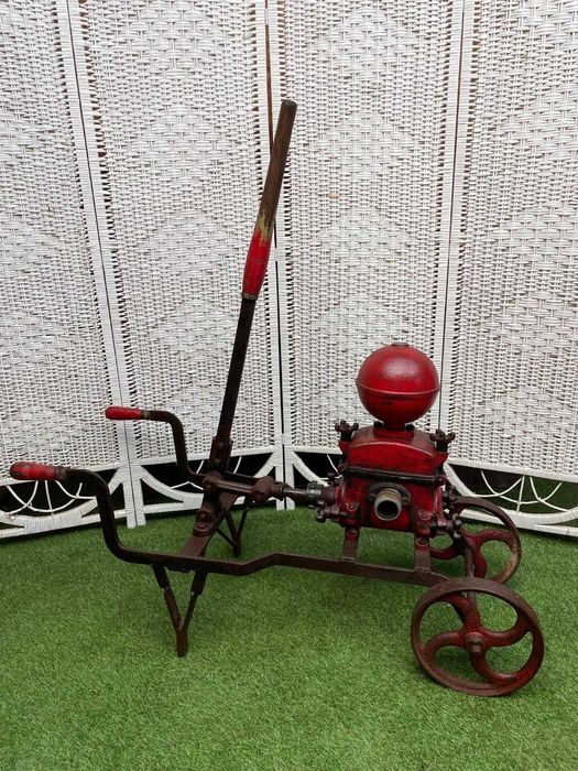 Bombas antigas, manuais de transfega, com carrinho de mão.