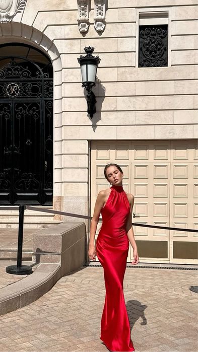 Неймовірна вечірня сукня з голою спинкою