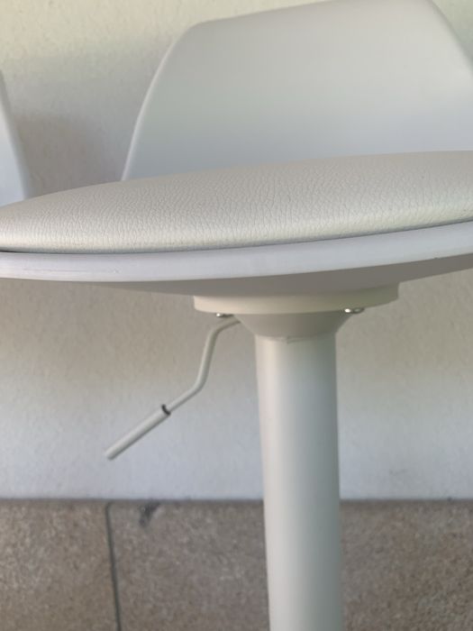 Bancos ajustaveis de cozinha brancos