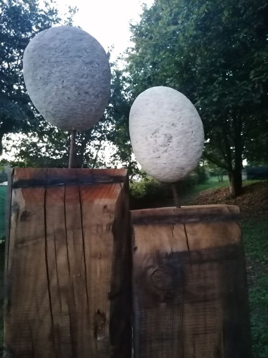 Escultura em madeira e pedra