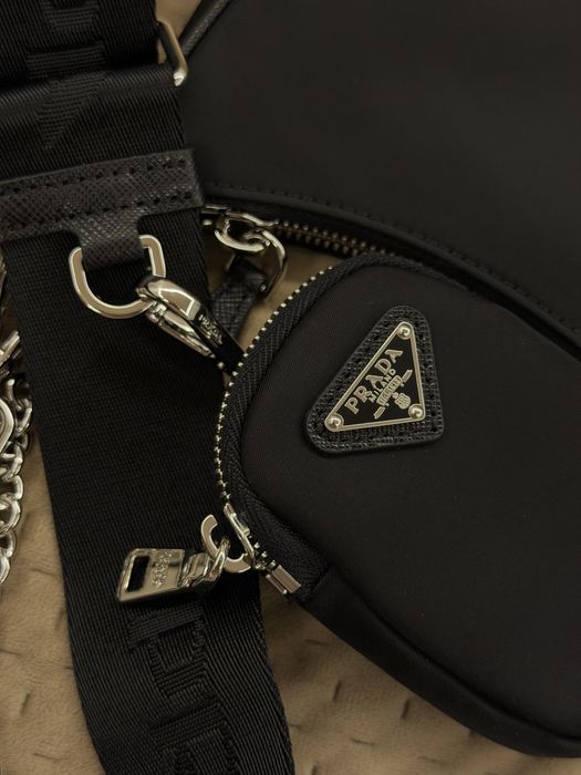 Оригінальна сумка Prada Re-Edition 2005