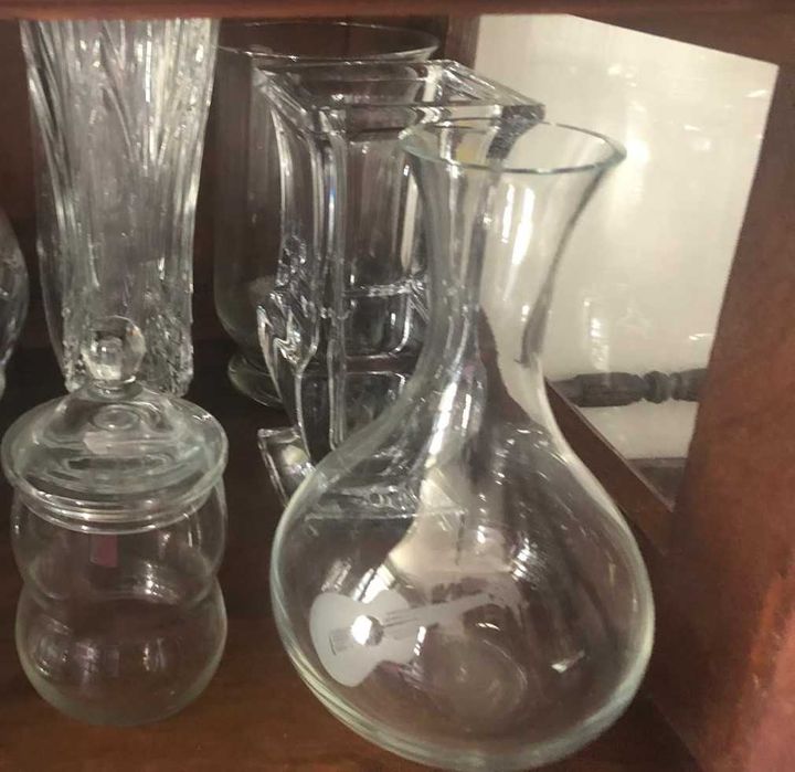 Jarros e taças de vidro de cristal