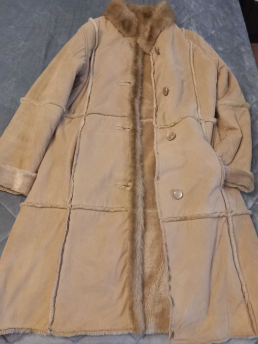 Cieply beżowy kożuch