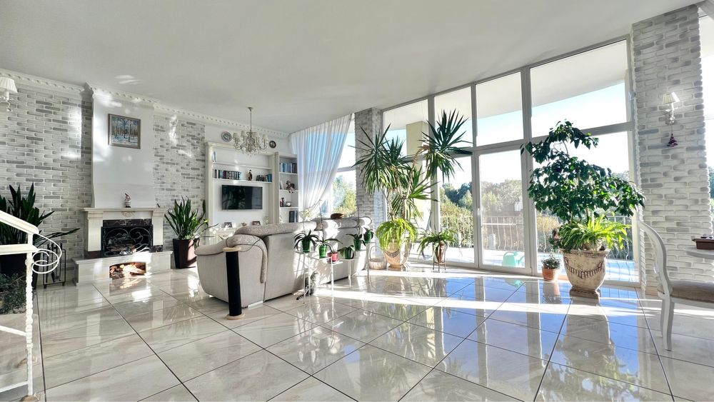 Світлий та в гарному місці будинок Дахнівка