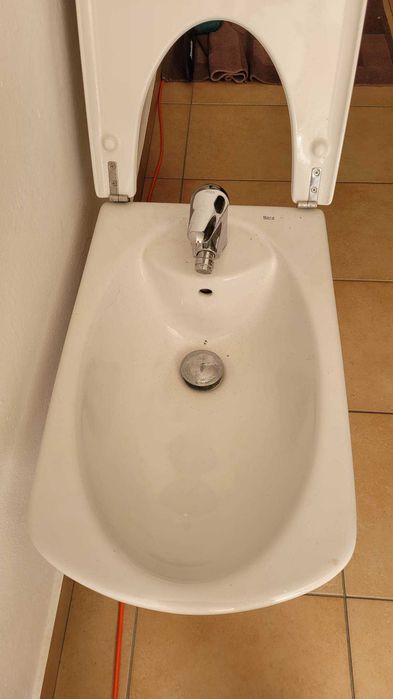 Bidé Roca com tampa e torneira