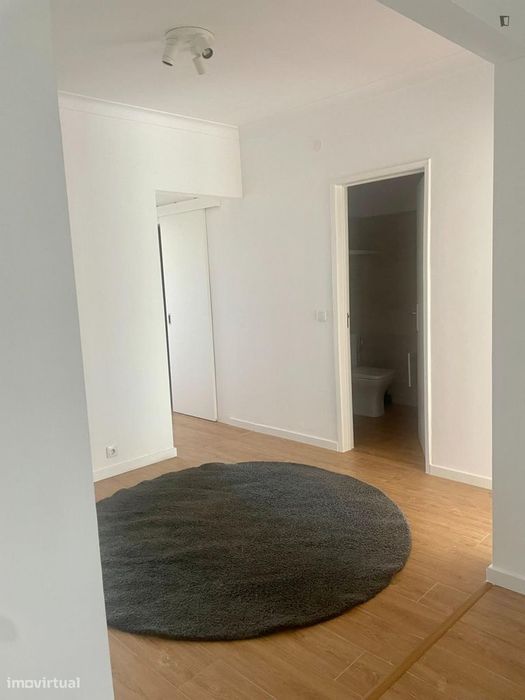 Quarto - localizado em Almada Lisbon
