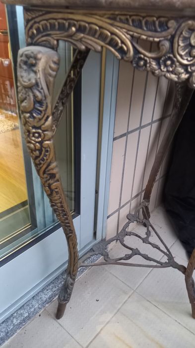 Mesa e espelho em latão