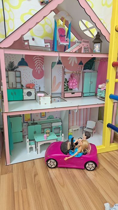 Ляльковий будинок з меблями