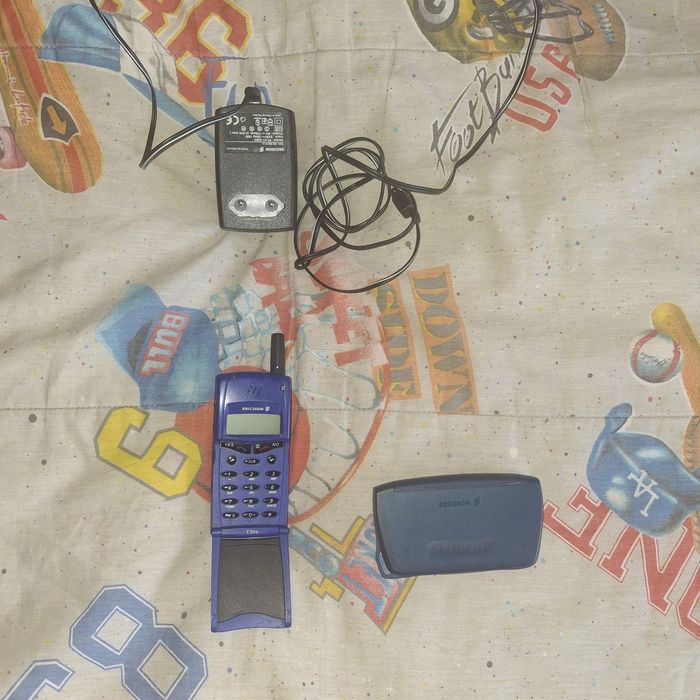 Vendo troco Ericsson carregador e teclado externo com livro original