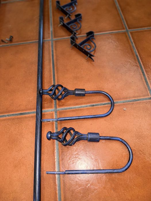 Varão de cortinas em ferro forjado e candeeiros