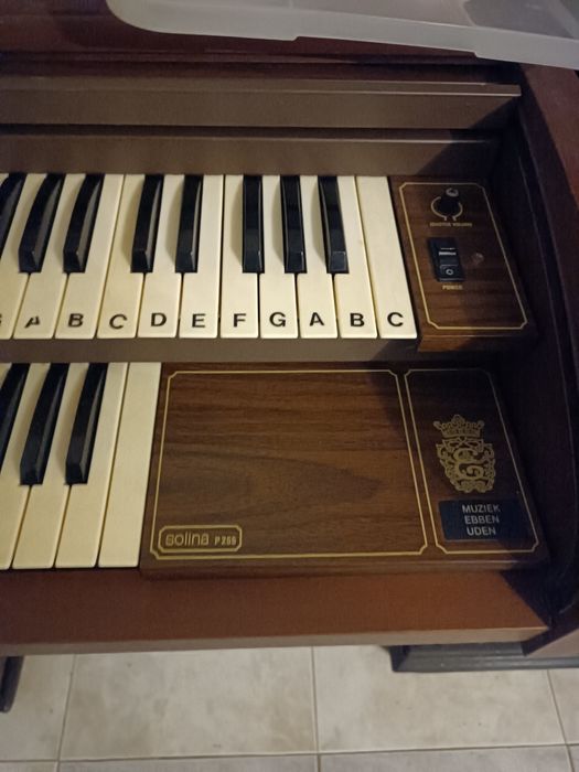 Piano Solina P255