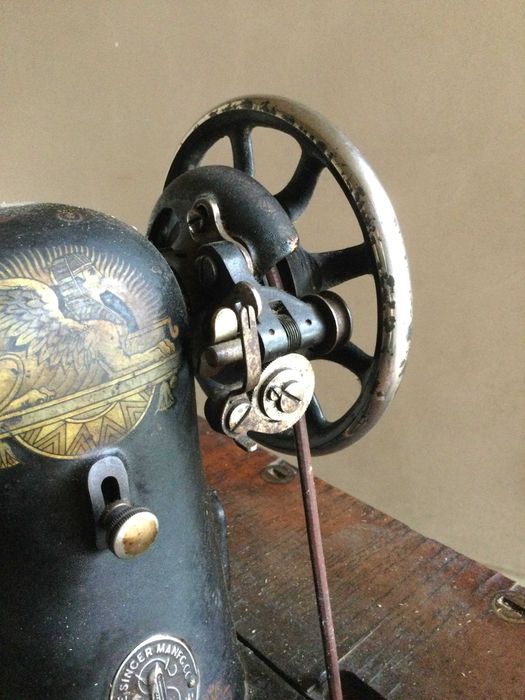 Máquina de costura SINGER antiga