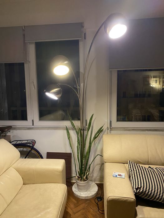 Candeeiro pé com três focos