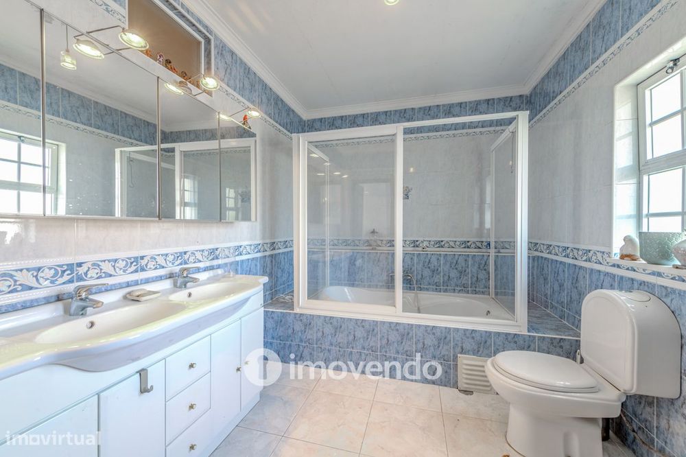 Moradia T4, com áreas amplas e jardim, em Faro