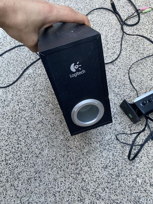 Sistema de som Logitech 2.1 com subwoofer