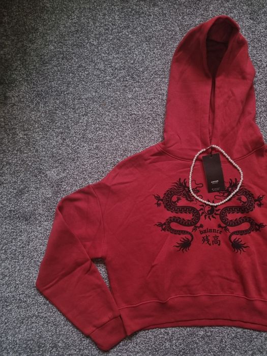 Czerwona bluza z kapturem
