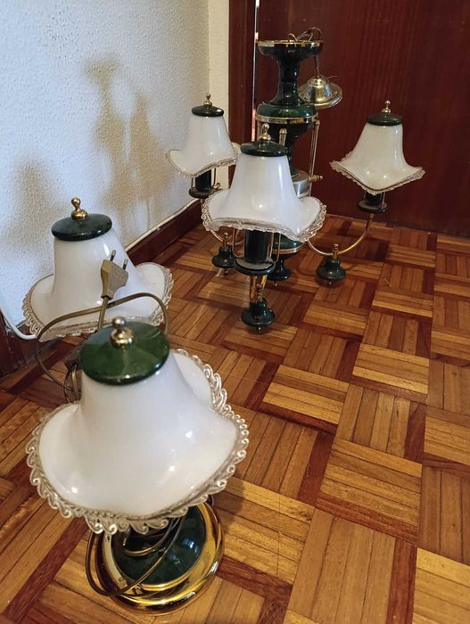 Candeeiro de teto e mesinha