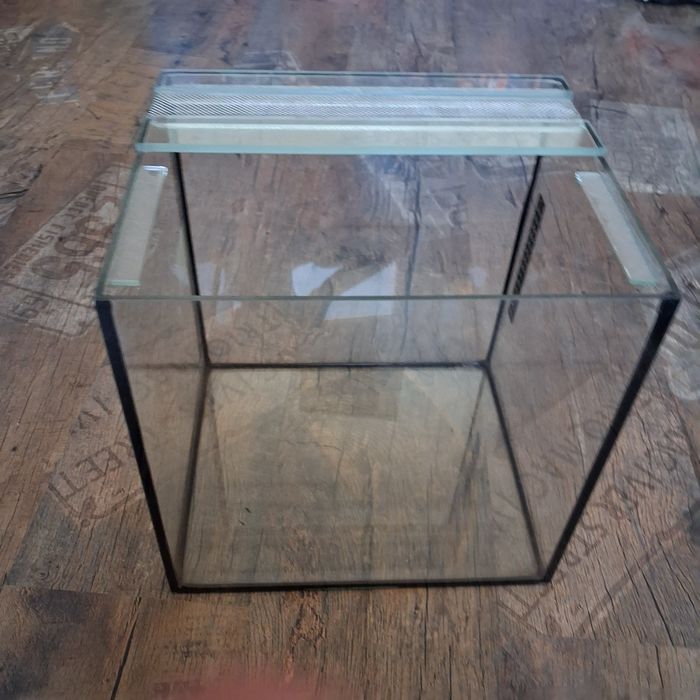 акваріум 30см ширина ,25см дліна  ,висота 30 см