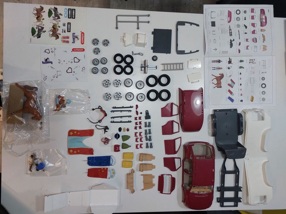 Zestaw SCHLEICH 42535 Samochód SUV z przyczepą do przewozu koni