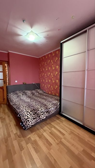 Продам трьохкімнатну квартиру в тихому центрі