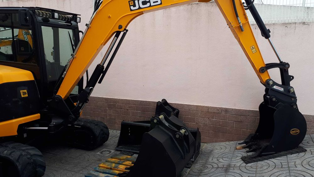 JCB - Baldes / Rippers / Engates Rápidos / Garfos / Máquinas, etc.