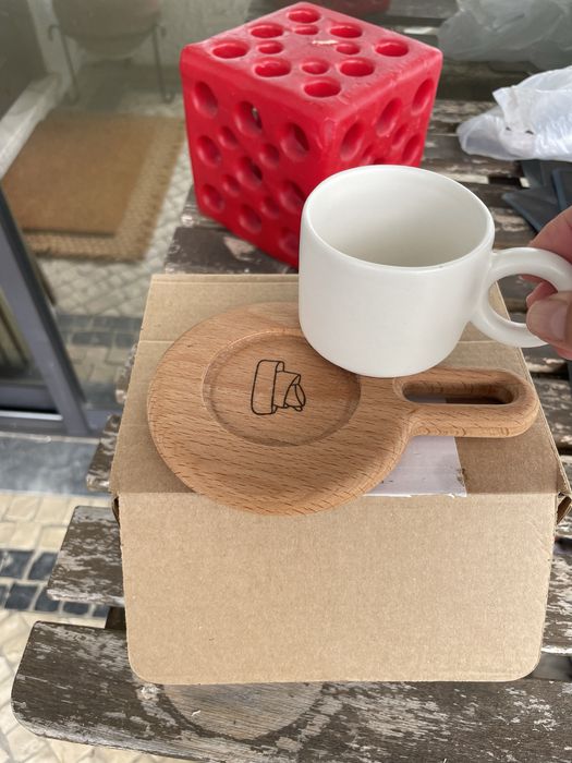 Chavena individual em ceramica branca com pires em madeira