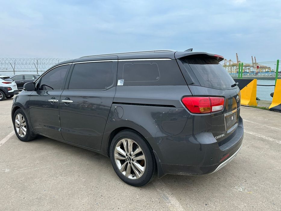 продаж Kia Carnival в гарному стані