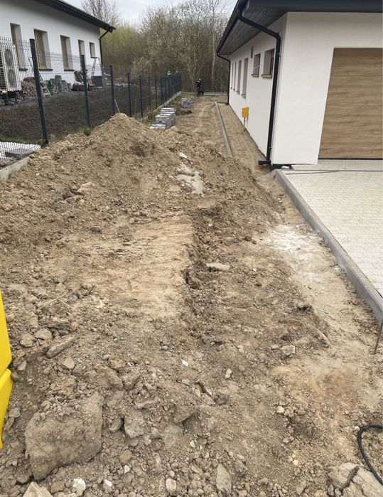 Ogrodnik, prace ogrodowe, trawa siew, wertykulacja