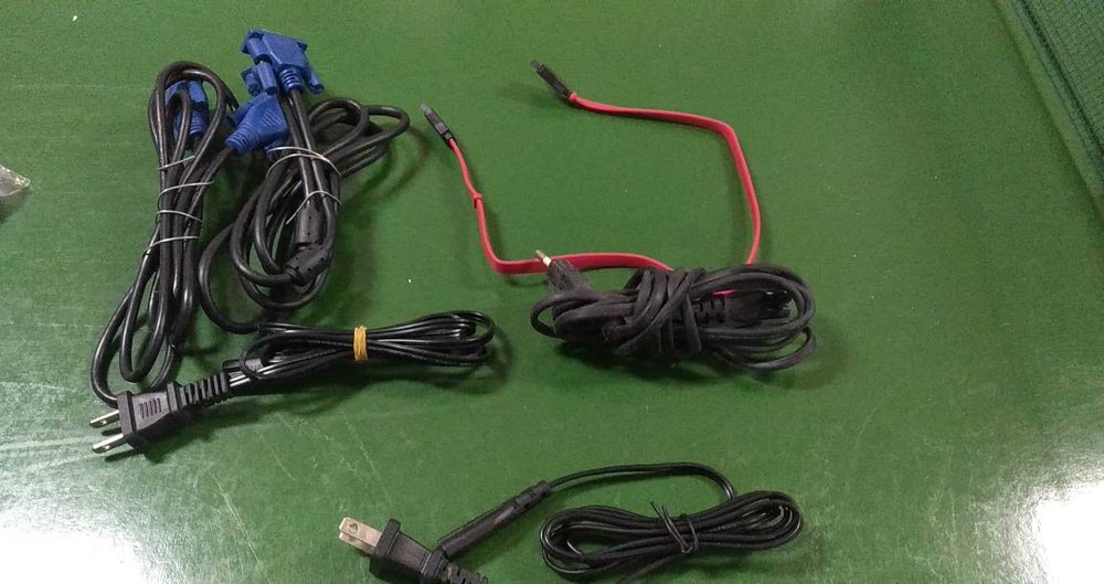 Various electronic components and speakers445797301403013122