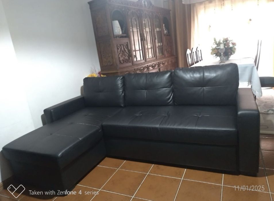 Sofá cama em couro muito confortável