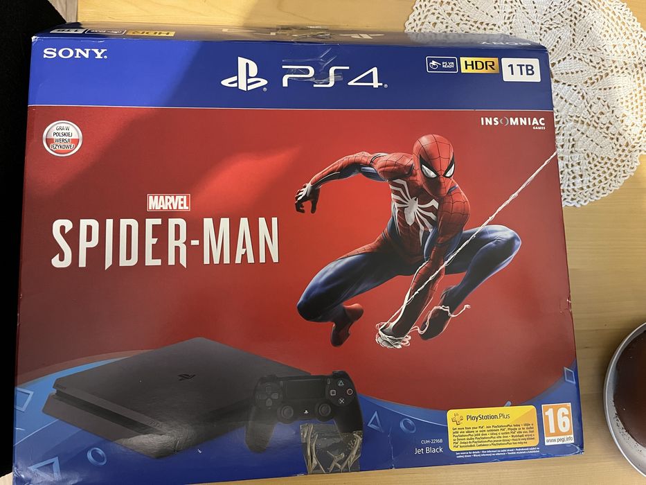 Playstation 4 Slim 1TB + 2 pady + 3 gry + stacja ładująca