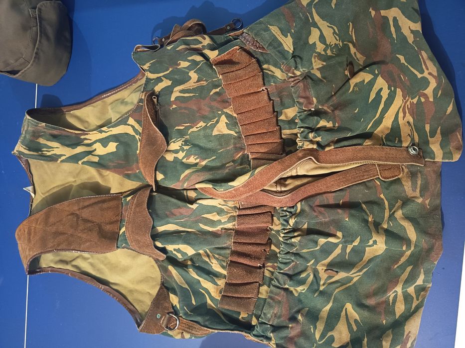 Conjunto colete/cartucheira/boné de caça