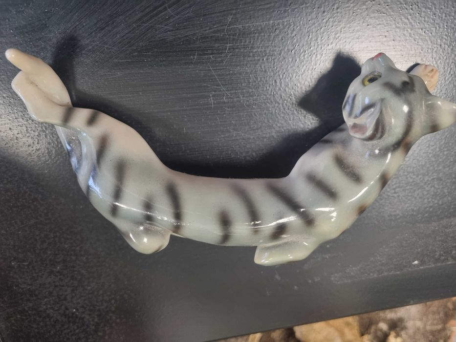 Ceramiczny skradający się kot