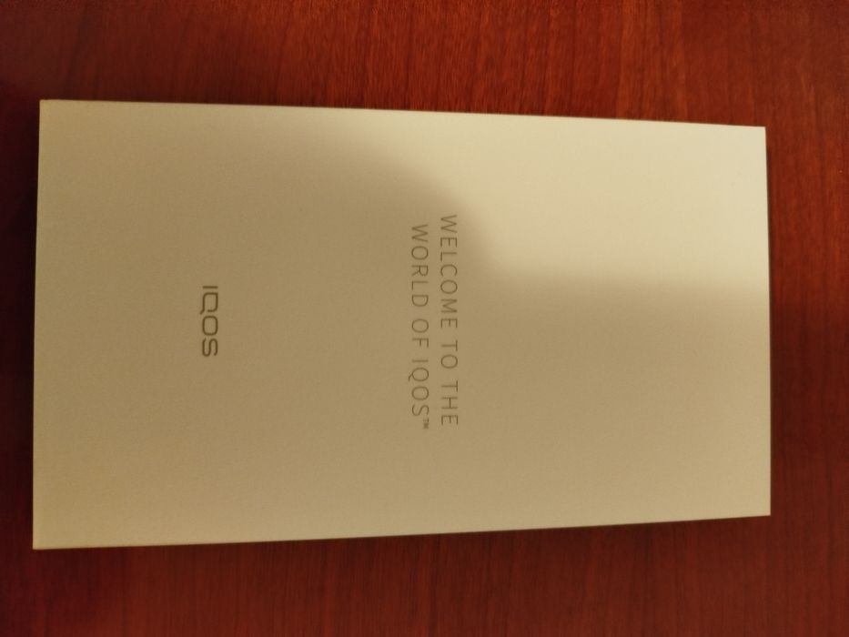 Dispositivo eletrônico azul.