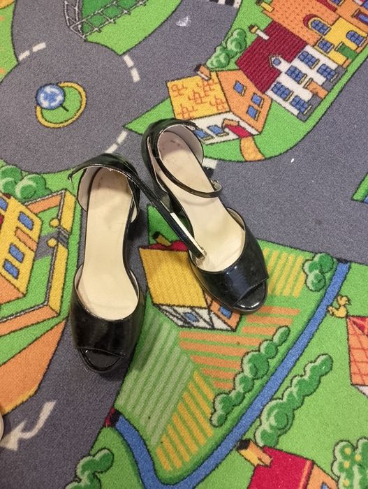 Віддам взуття за 100 грн усе, що на фото 37 розмір підходить