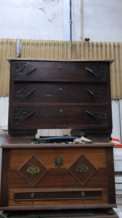 Móveis antigos em estado razoável