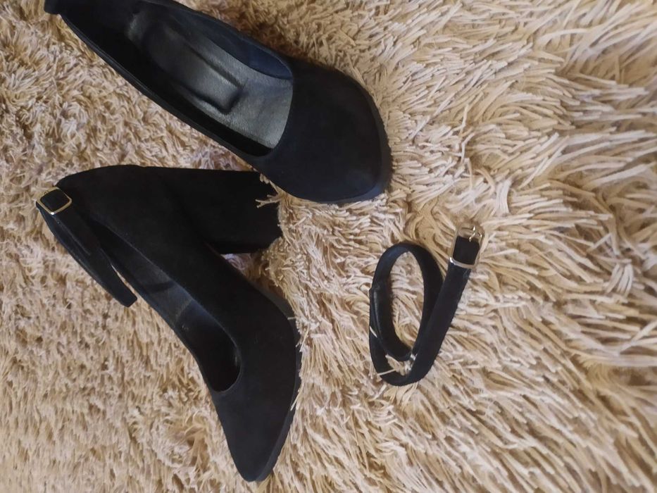 Туфли с ремешком на каблуках.