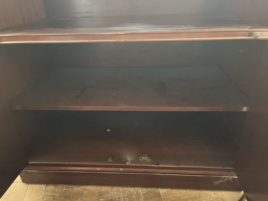 Cómoda em madeira maciça envernizada