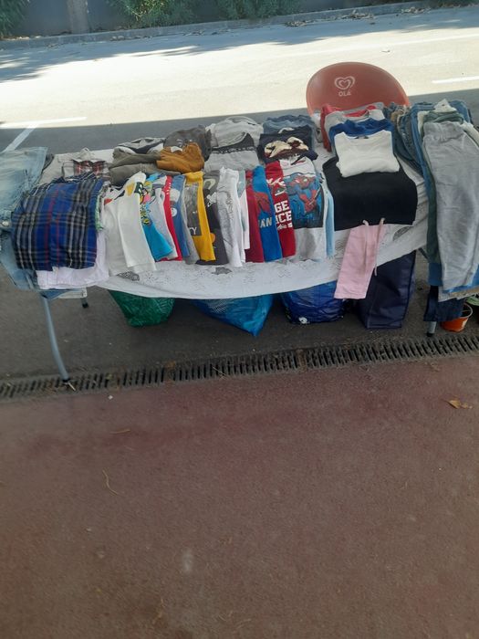 Várias peças de crianças de várias idades desde 3€ cada peça.