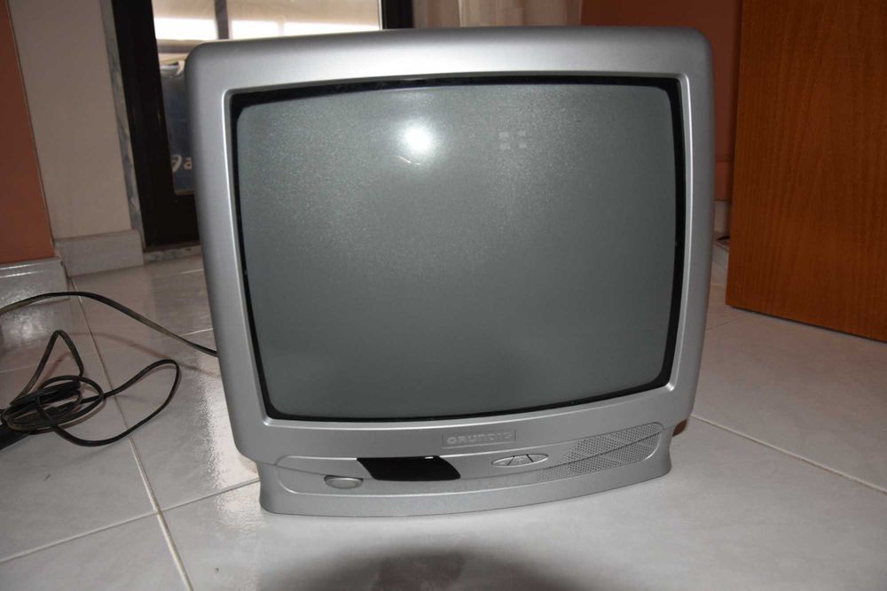 Vendo TV crt Grundig  diagonal 37cm cor prata